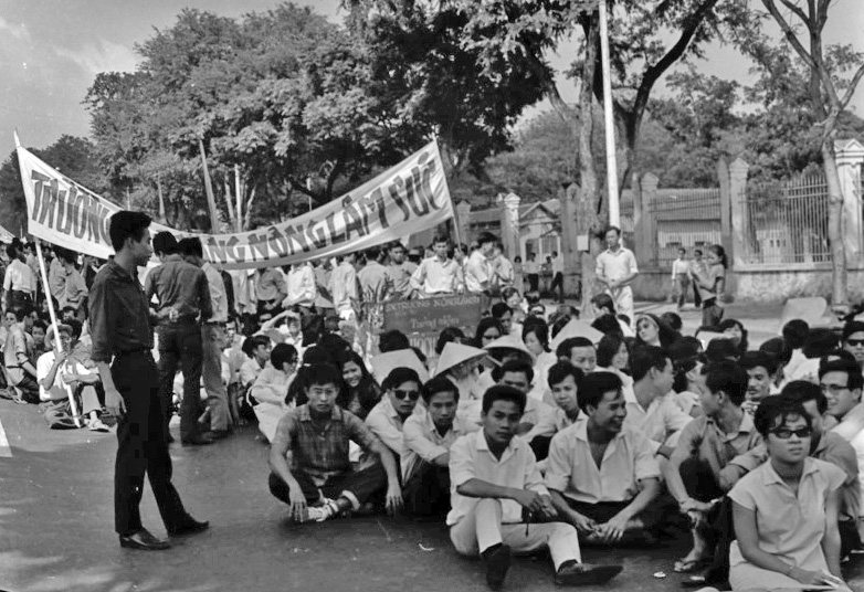 Student protesters at the Ministry of Information, 1964